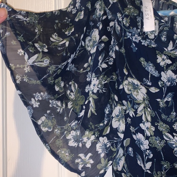 ASTR THE LABEL BEAUTIFUL FLORAL DRESS - Picture 9 of 10